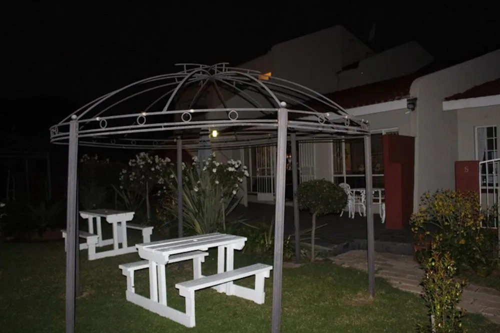 Flamboyant Guest Lodge