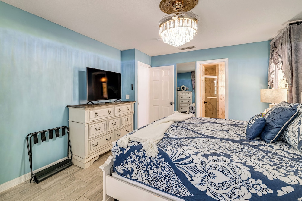 5 Mi to Disney: Renovated Group Getaway, Game Room
