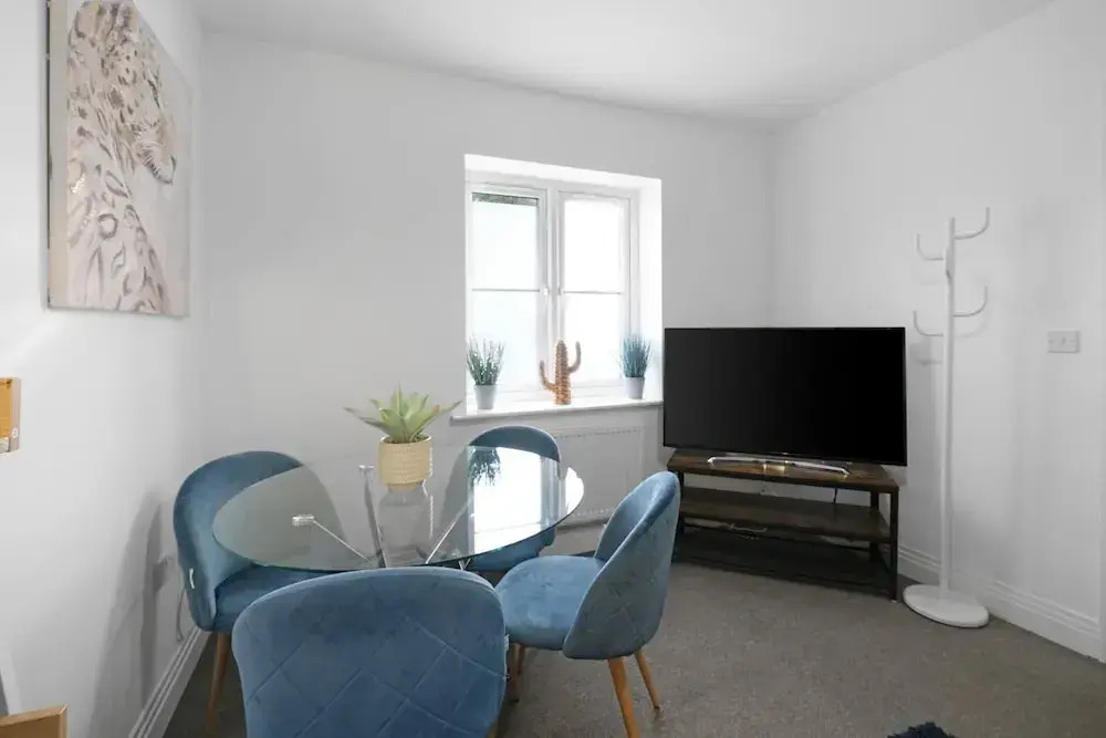 Spacious 6 Bedroom House in Denton Way