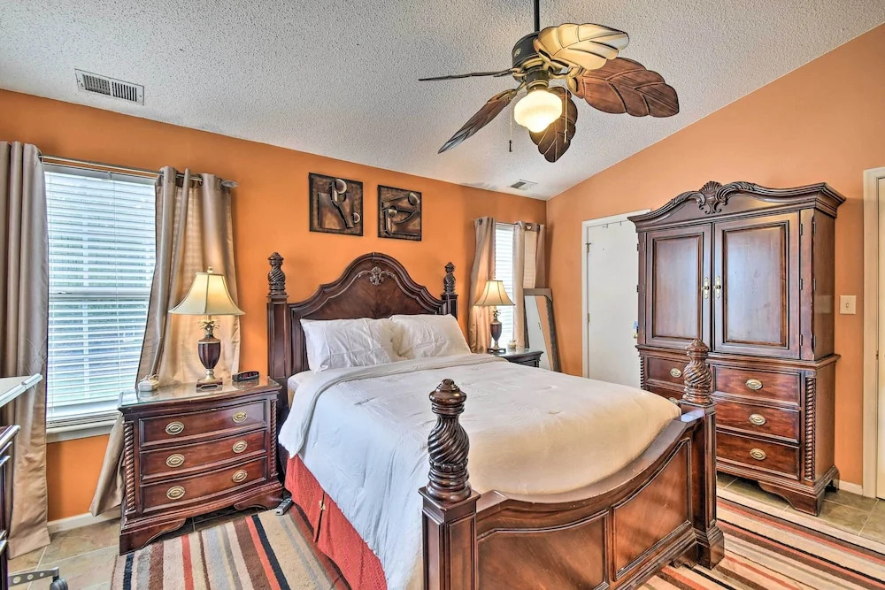 Hampton Home w/ Fireplace + Close to Beaches!