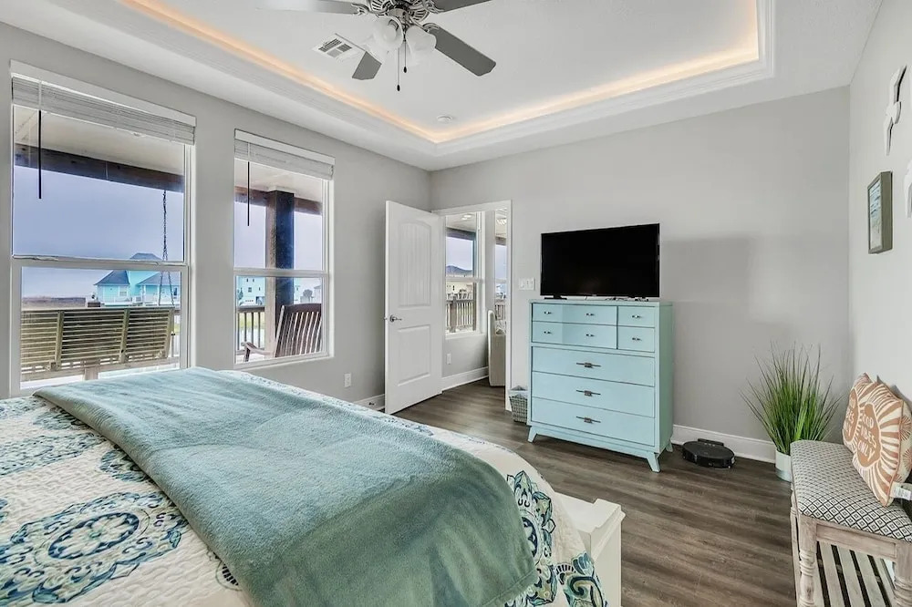 Born To Beach 4 Bedroom Home by RedAwning