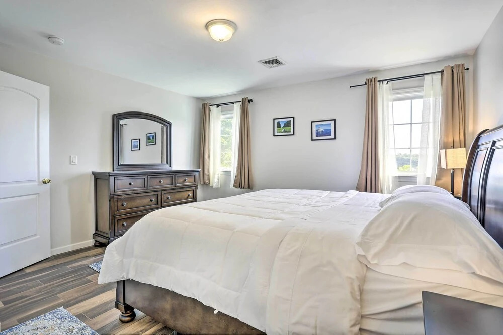 Ideally Located Glen Cove Apartment!