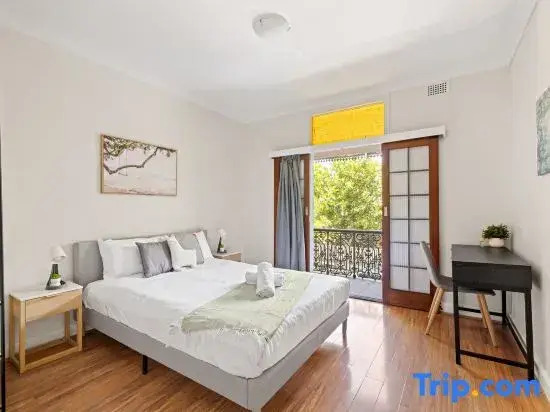 Rustic Queen Room in Glebe - Next to USYD - Shared Bathroom