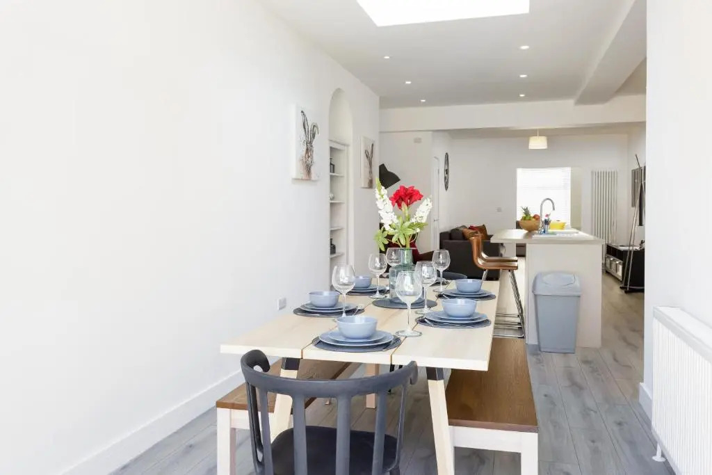 Oliverball Serviced Apartments - Harold House - Modern open plan 4 bedroom, 3 bathroom house in Portsmouth