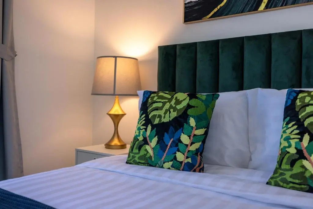 Luxurious Apartments Dubai Marina Views - Pool & Gym by Sojo Stays