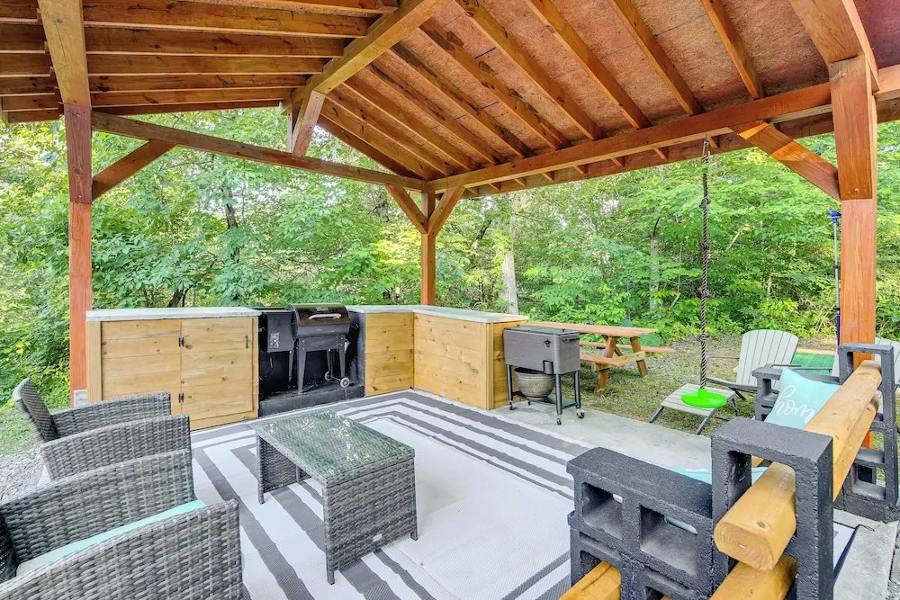 Secluded Smoky Mountain Cabin w/ Theater & Hot Tub