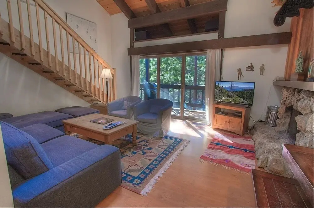 Alpine Getaway 3 Bedroom Home by RedAwning
