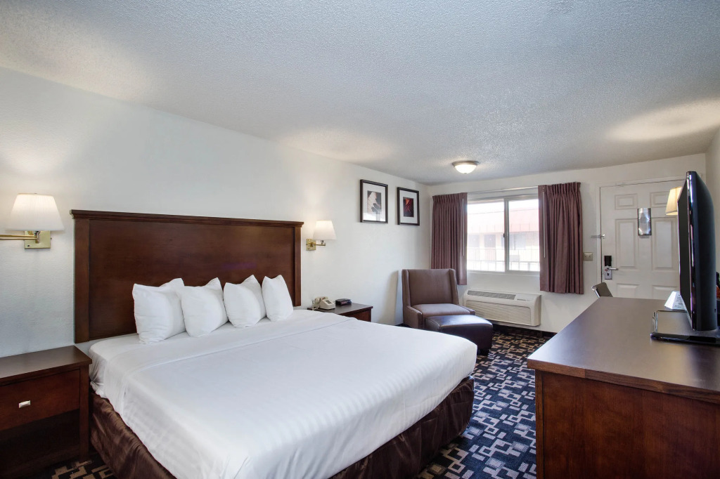 MorningGlory Inn & Suites