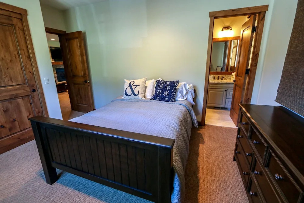 Graystone 2110 5-Star Luxury House with Private Jacuzzi and Double Garage by RedAwning