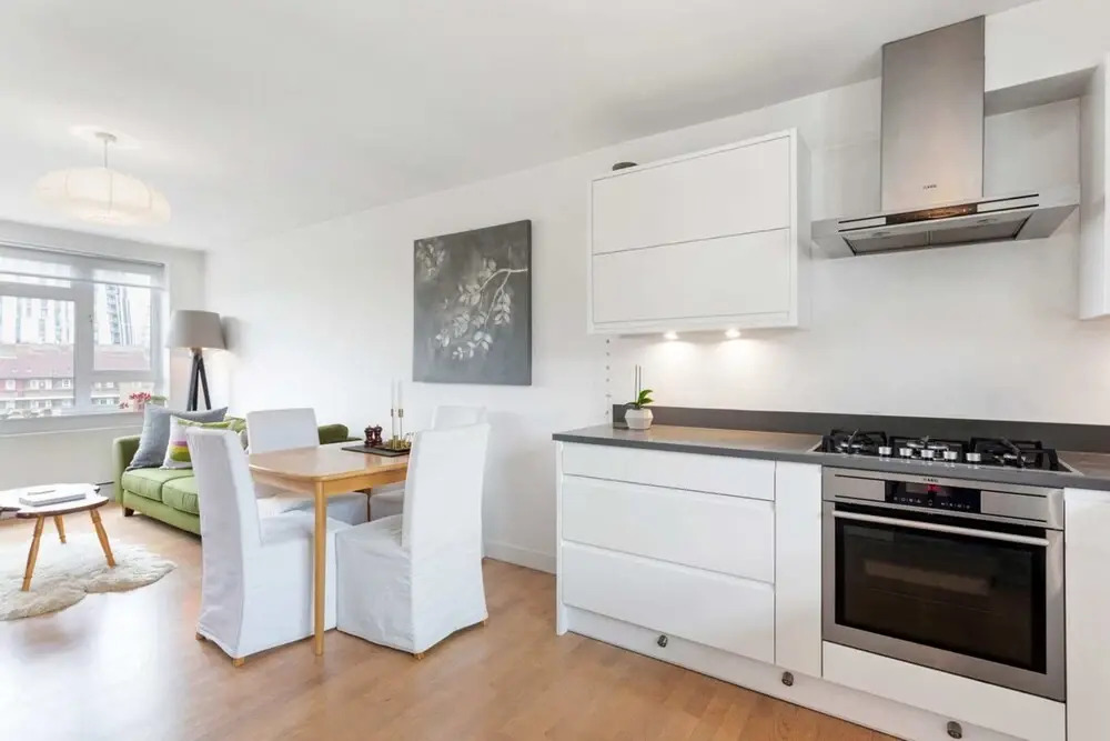 Lovely 2 Bed Apartment w Balcony nr River Thames