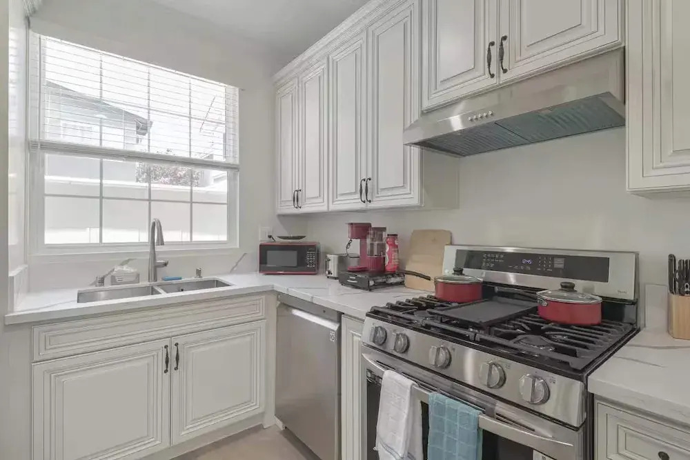 Stylish Pasadena Stay Near Old Town Rose Bowl