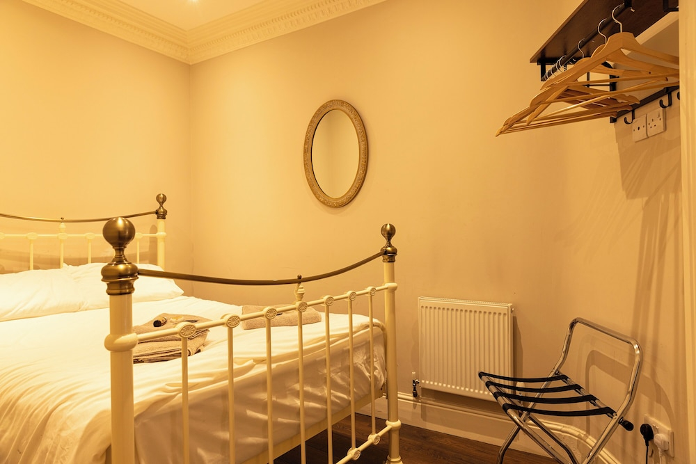 Molloy's Apartments