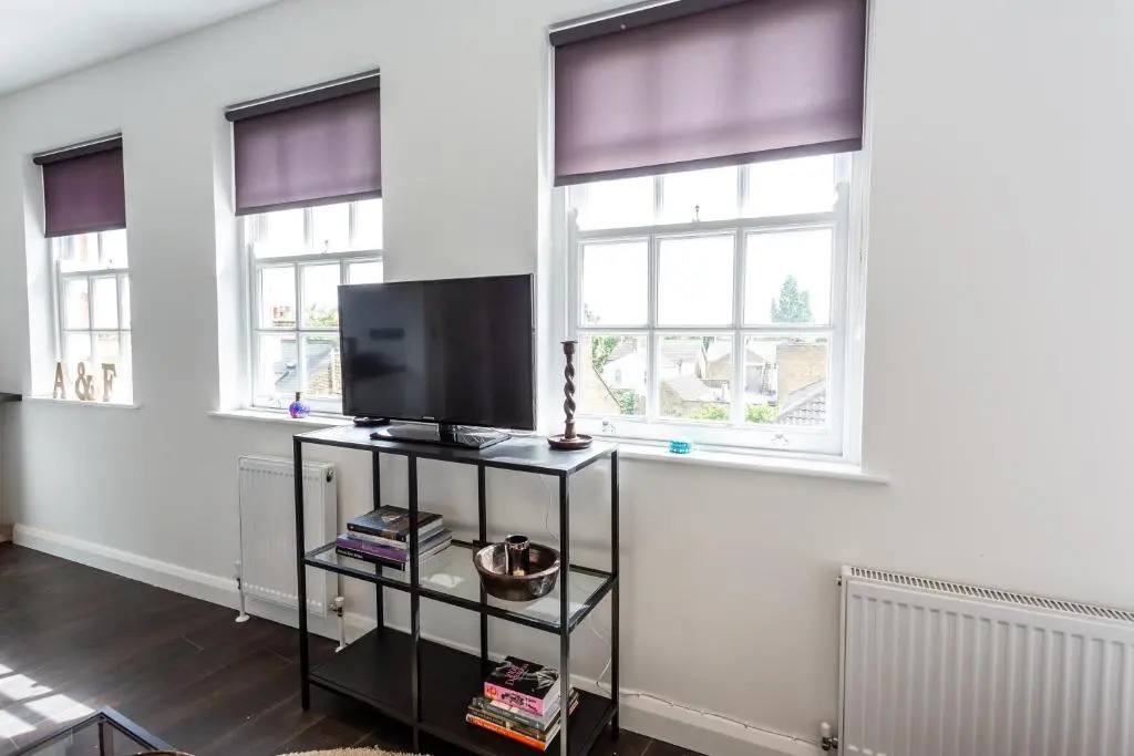 Trendy Studio with Free Parking, Walk to Beach & Shops