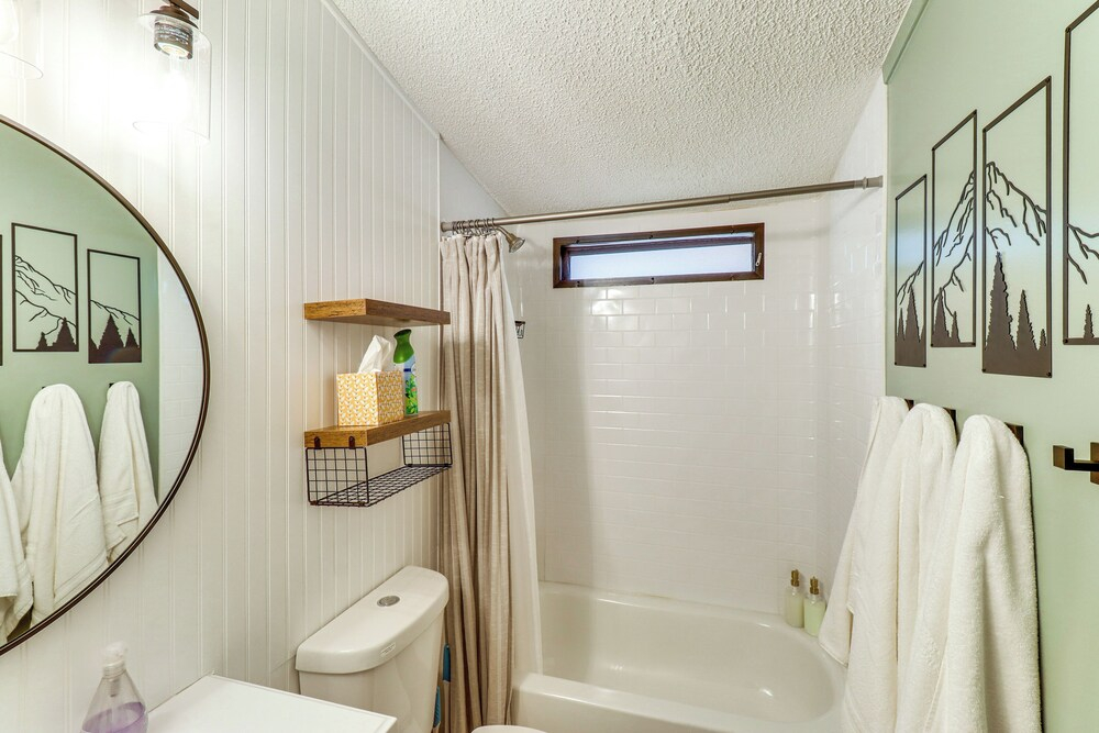 1 Mi to Woodland Lake! Cabin w/ Dog-friendly Yard