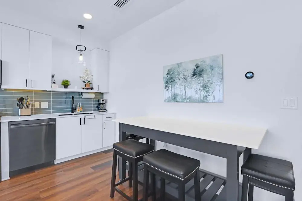 Chic Condo Minutes to Downtown, Gruene, & More