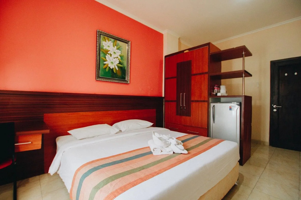 Pineapple Mansion Solo Mitra RedDoorz near RS JIH Solo