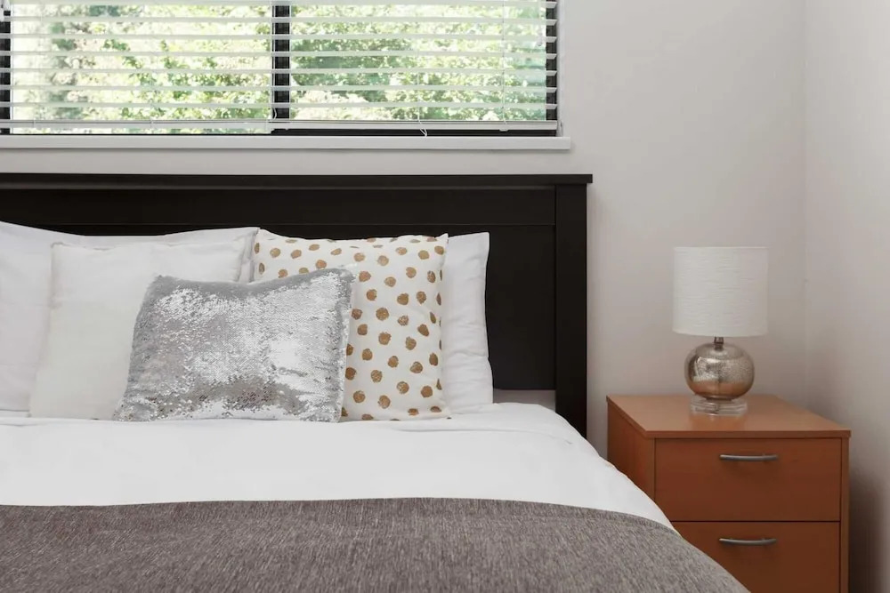 Huge 4 Bedroom Upper Suite Good for 10 People