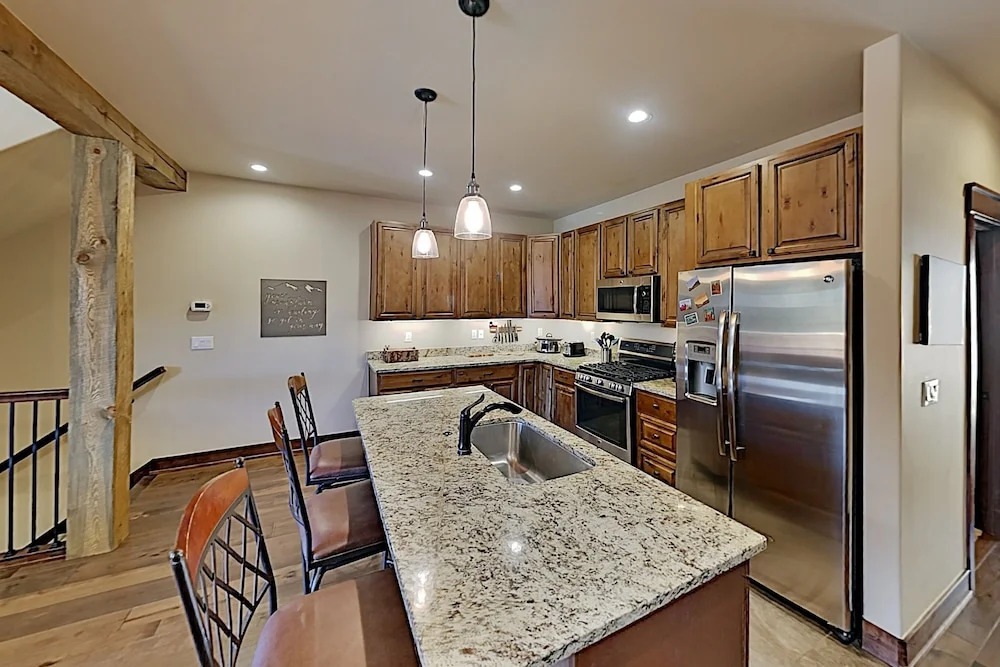 Upscale Decks, Heated Garage, Near Shuttle 3 Bedroom Townhouse