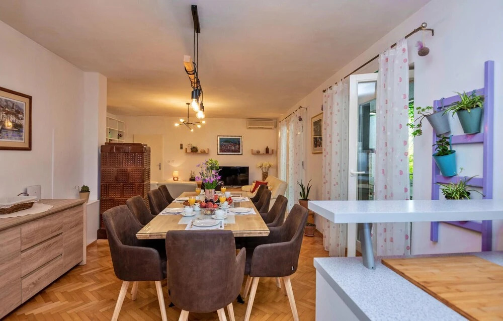 Amazing Home in Makarska With Wifi and 6 Bedrooms
