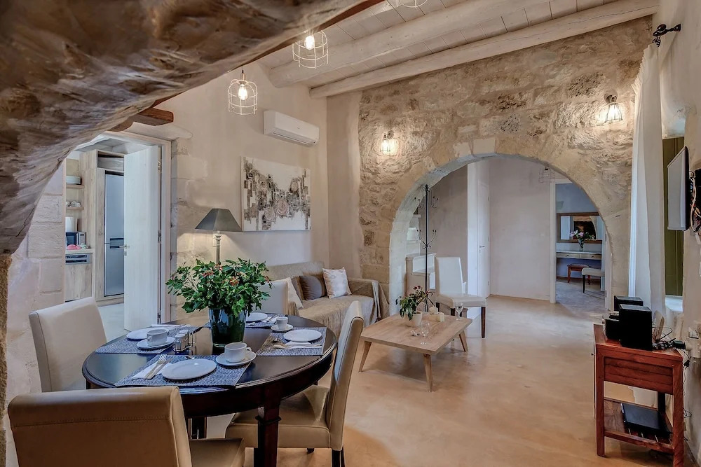 Traditional Stonebuilt Villa Leonanto with Heated Pool, only 5 Km from a Sandy Beach