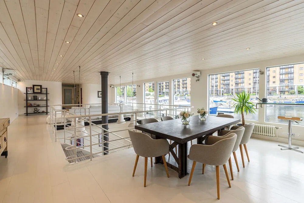 JOIVY Stunning 5-Bed Boathouse On The River Thames