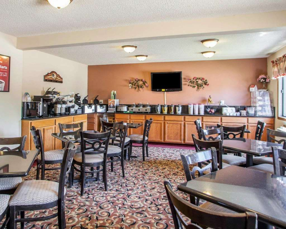 Econo Lodge Inn & Suites Davenport Area
