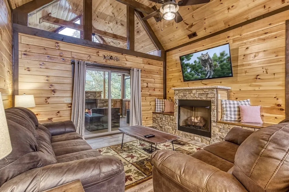 ERN823 - EAGLE FALLS - GREAT LOCATION WITH PRIVATE HEATED INDOOR POOL! CLOSE TO TOWN! cabin