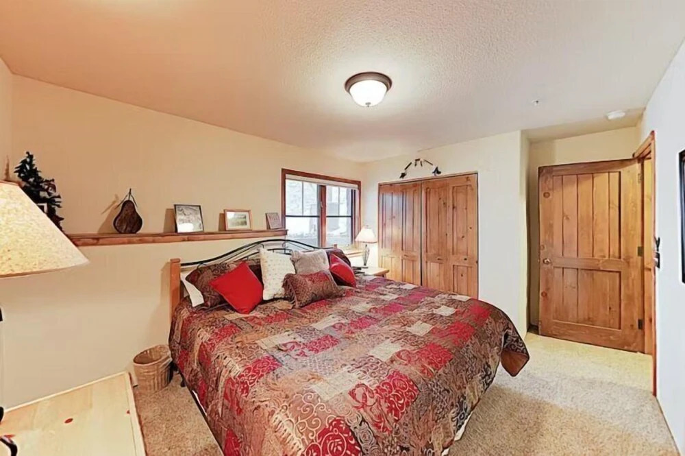 4 O Clock Ski Run Spacious 2 Bedroom Rental - Half Block from Snowflake Lift!