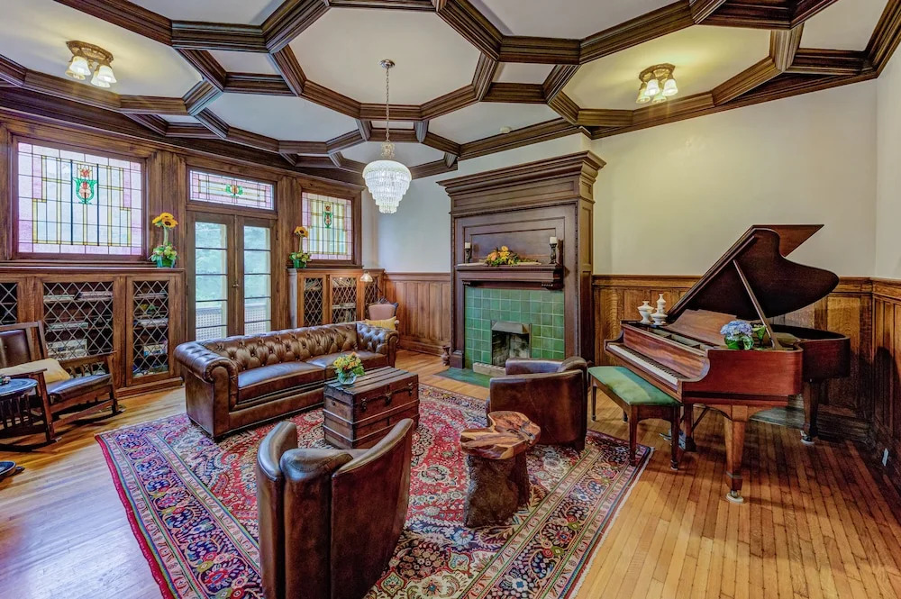 Oak Hall Mansion and Boutique Hotel