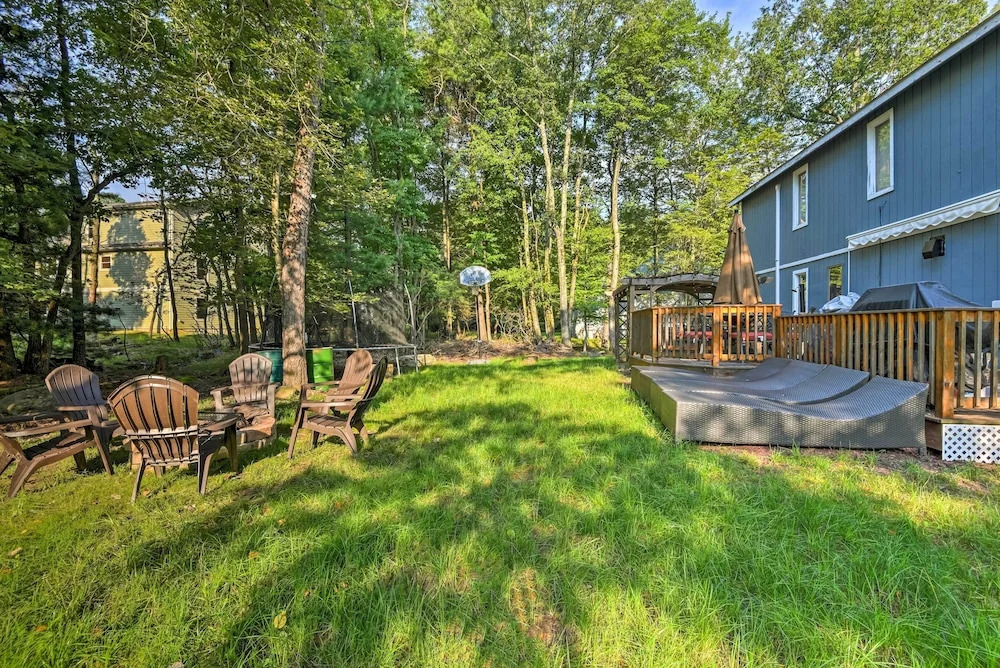 Lake Harmony Resort Home w/ Deck + Fire Pit!
