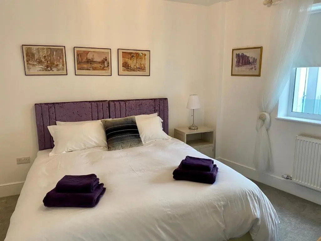 CC - Central Location Top Floor 2 Bed Deluxe Modern Apartment