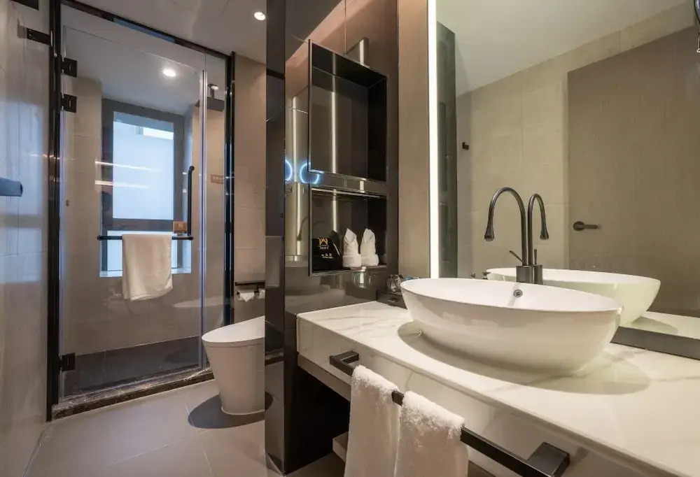 World Hotel (Jinan CBD Dingjiazhuang Subway Station)