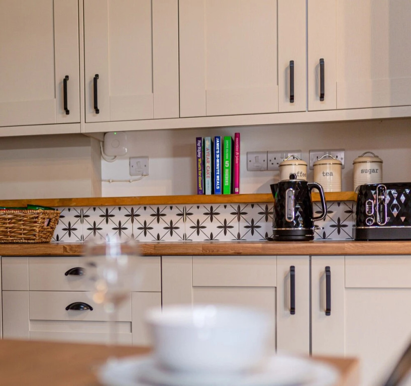 ByEvo Oswestry Barn - Quirky romantic retreat or Cosy contractor base