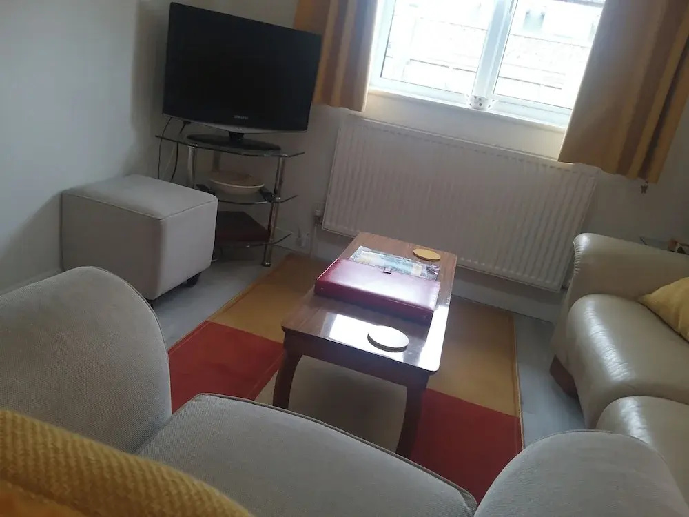 1-bed Seaside Retreat - Sleeps 2, Parking & Garden