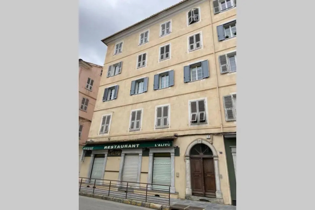 Grand Studio 30m2 4 pers plein centre Corte 13 cours paoli wifi tv lave linge
