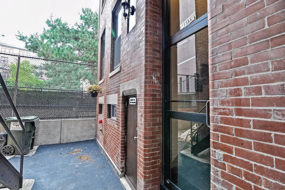 2br/1ba Near Paul Revere House by Domio