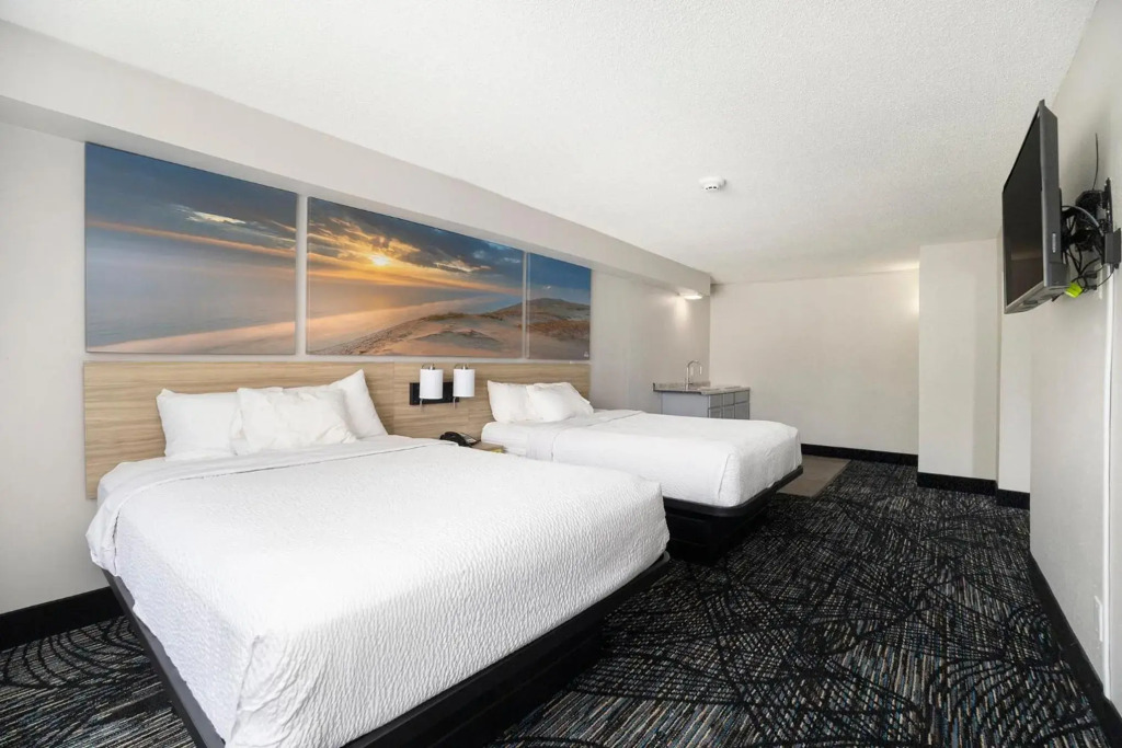 Days Inn & Suites by Wyndham Norton Shores Muskegon