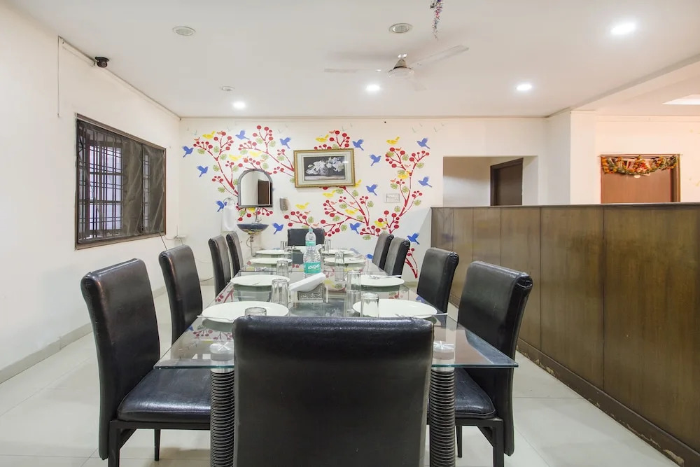 OYO 11400 The Down Town Suites