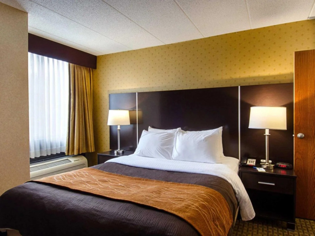 Holiday Inn Express - Fall River North