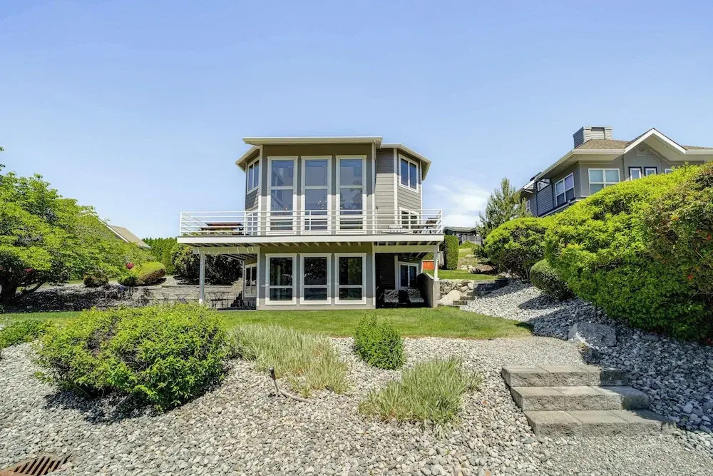Modern Retreat w/ Hot Tub - Steps to Lake Chelan!