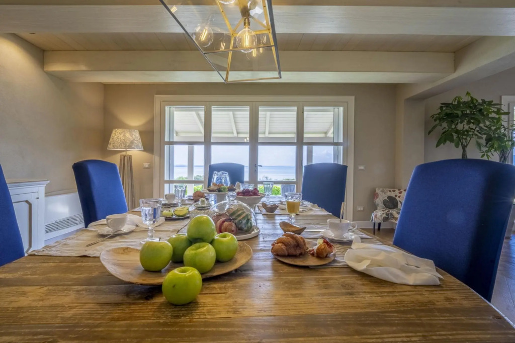 Bianca la Luna boasts a spectacular panoramic view of Lake Trasimeno, elegant interiors with light c-Bianca la Luna