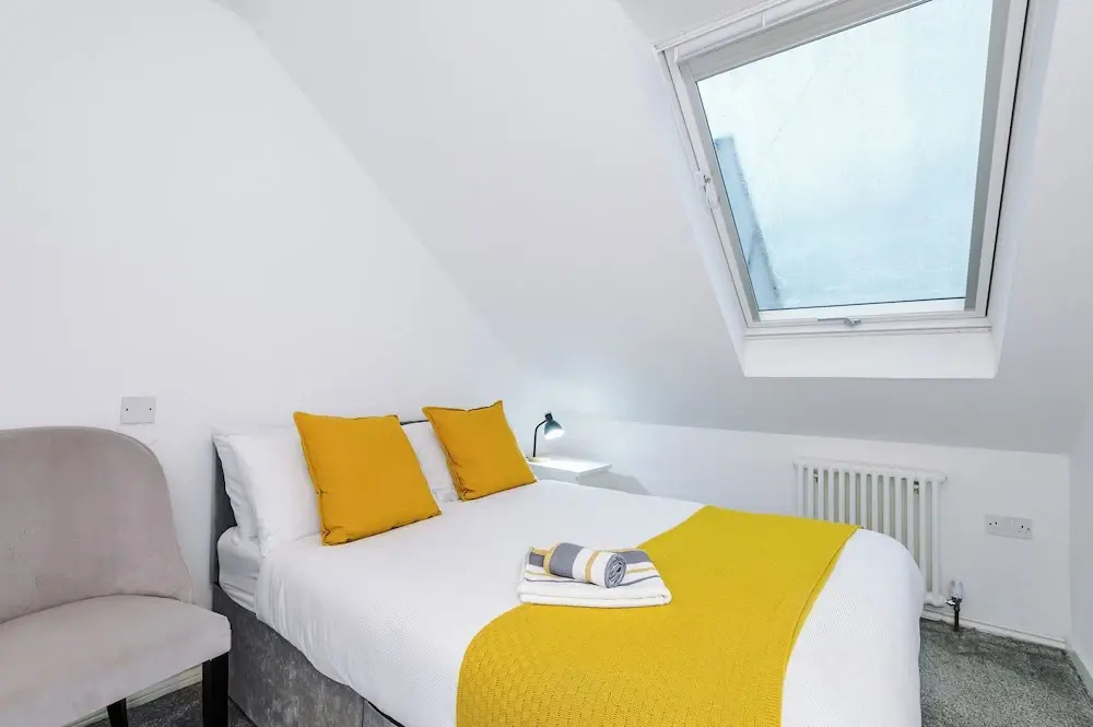 Large Modern 5-Bed House