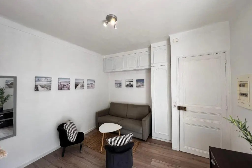 30m Studio in the heart of old Antibes wifi air conditioning