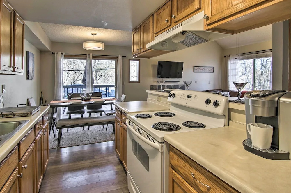 Manitou Springs Escape w/ A/C & Private Deck!