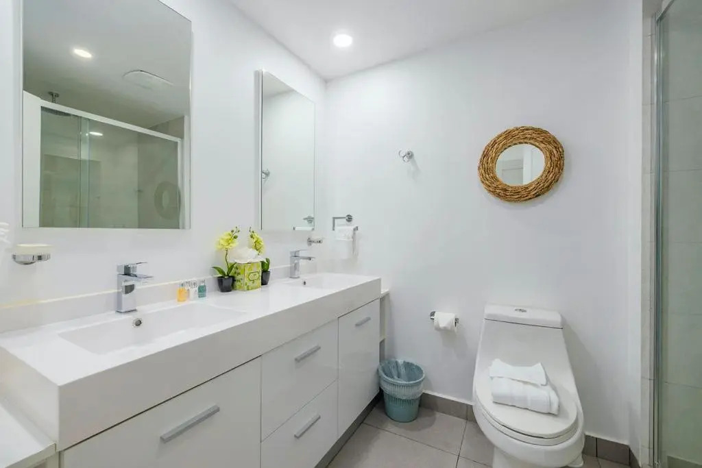 Magnificent 2 Bedroom corner condo with THE VIEW