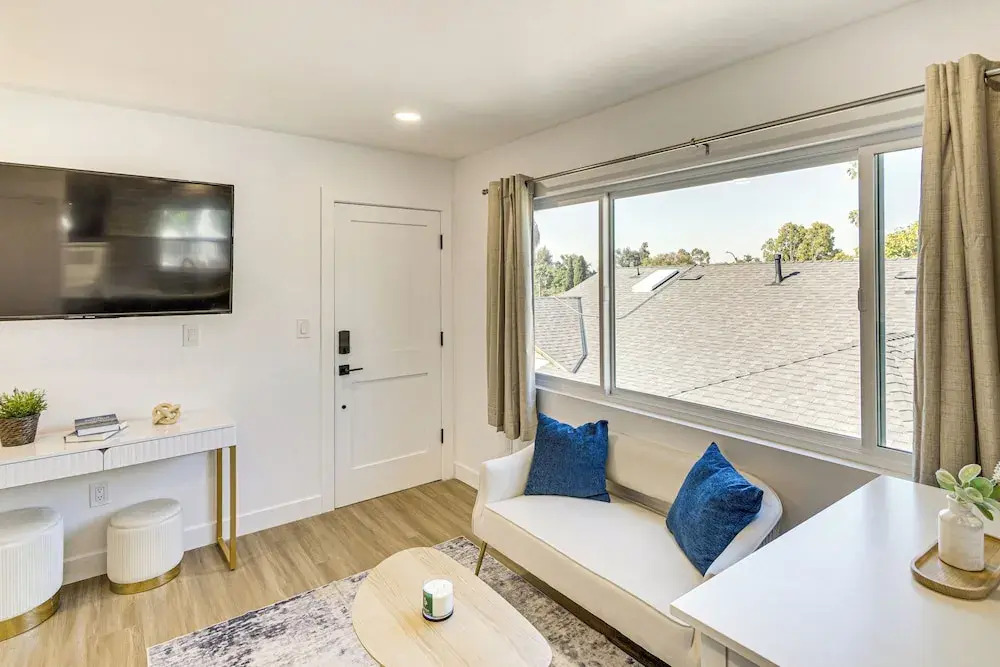 4 Mi to Sofi Stadium: Pet-friendly LA Area Home