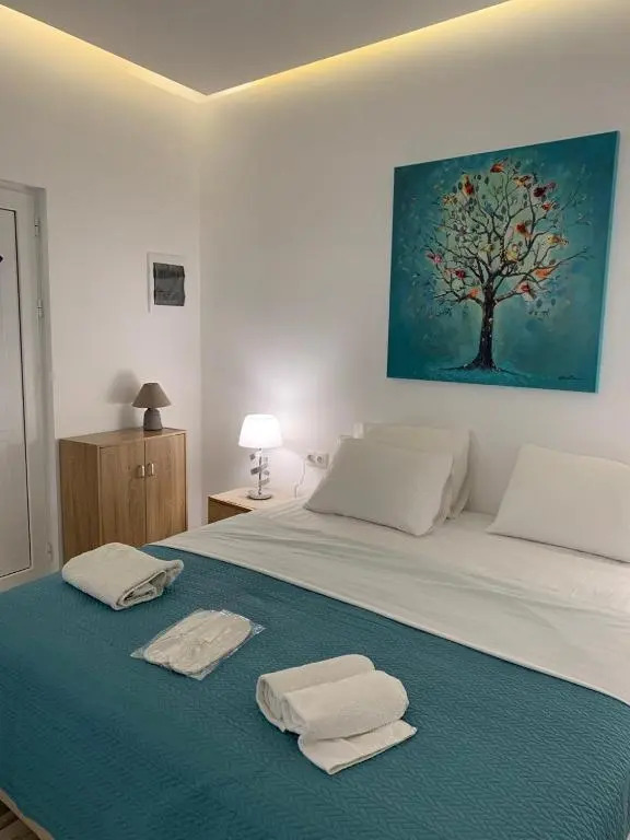Santorini studio for 2 person in Athens near sea& center