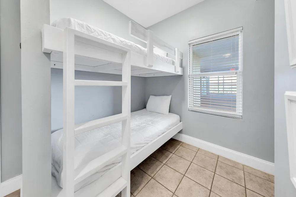 Laketown Wharf 806