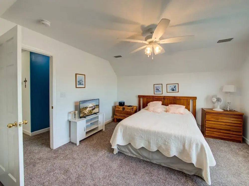 Spacious Family-Friendly House Near the Beach