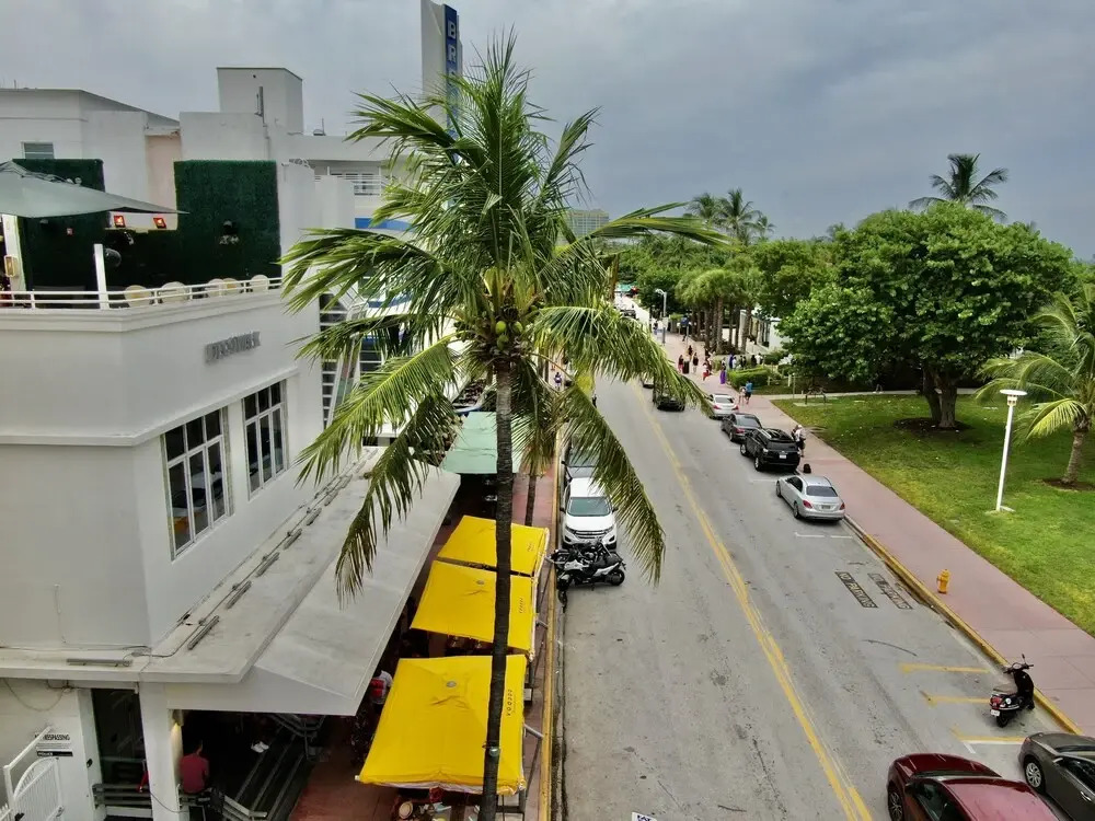 Deco Walk Hostel | Beach Club